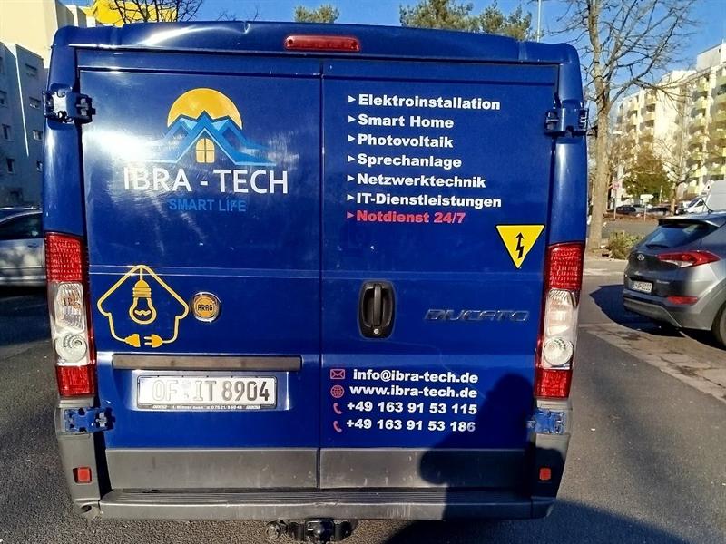 Der blaue IBRA-TECH Firmenwagen mit Logo, Leistungen und Notdienst-Hinweis