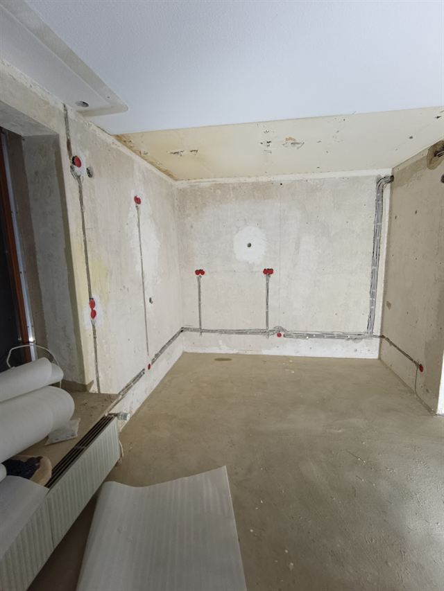 Neu verlegte Leitungen und gesetzte Installationsdosen in einem Rohbau